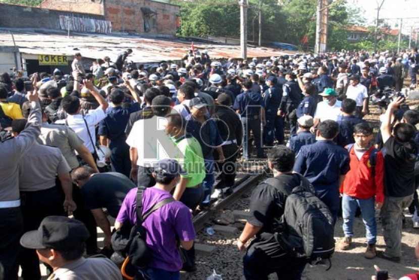  Suasana saat petugas berusaha membongkar kios-kios pedagang di Stasiun UI, Depok, Jawa Barat, Rabu (29/5).  (Republika/Rakhmawaty La'lang)