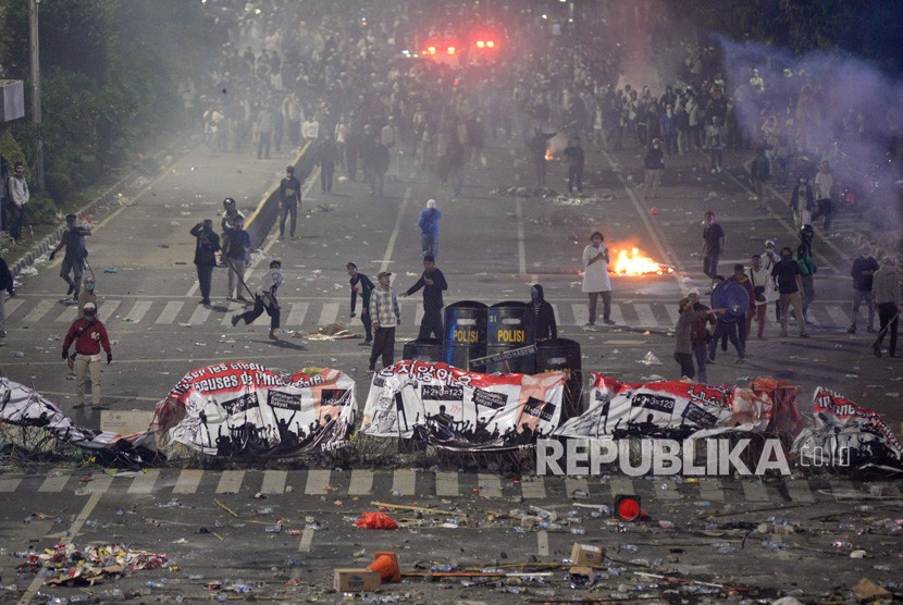 Suasana saat terjadinya bentrokan di depan gedung Bawaslu, Jakarta, Rabu (22/5) malam. Aksi tersebut berlangsung ricuh.