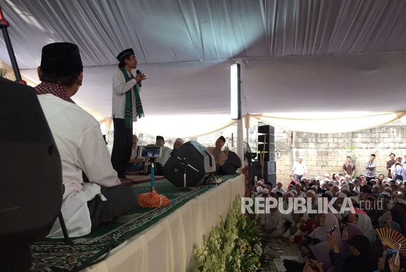 Suasana saat Ustaz Abdul Somad melakukan Safari Dakwah di Masjid Nurul Ikhlas Yayasan Annajiyah, Tangerang Selatan, Kamis (28/12).