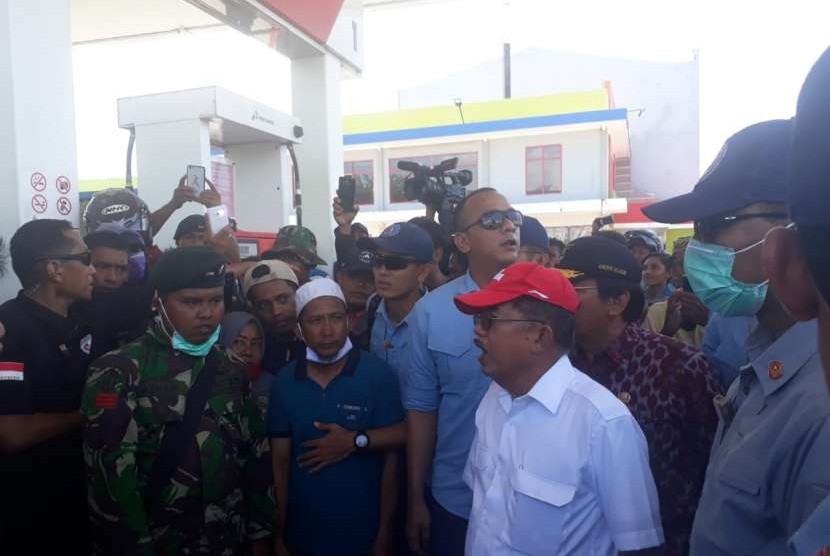 Suasana saat Wakil Presiden Jusuf Kalla meninjau langsung antrian masyarakat di stasiun pengisian bahan bakar umum (SPBU) di Jalan Diponegoro, Kota Palu, Jumat (5/10).