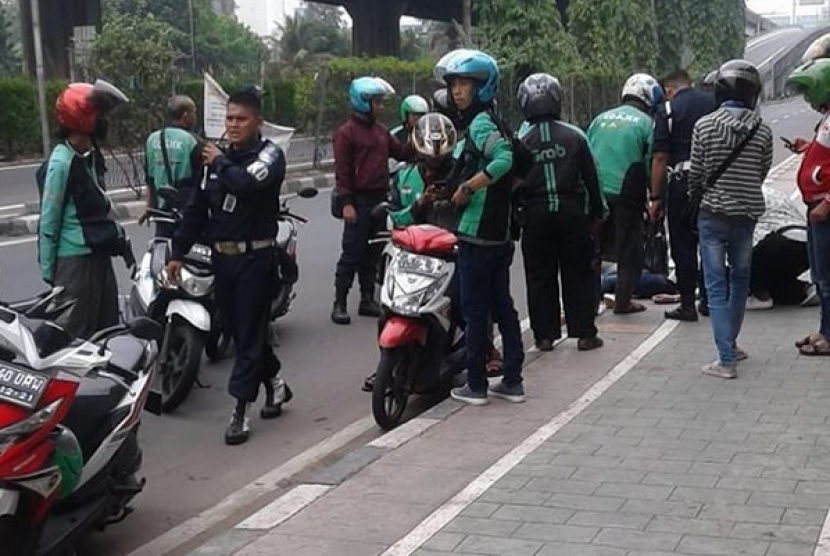 Suasana saat Warsilah yang terjatuh usai dijambret dibawa ke sisi jalan untuk dilakukan pertolongan, Senin (2/7).