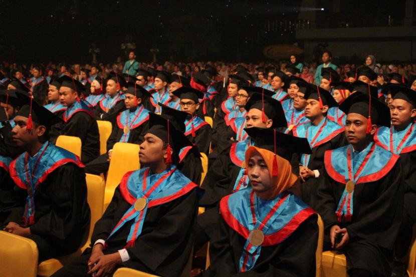 Suasana salah satu acara wisuda STMIK Nusa Mandiri.