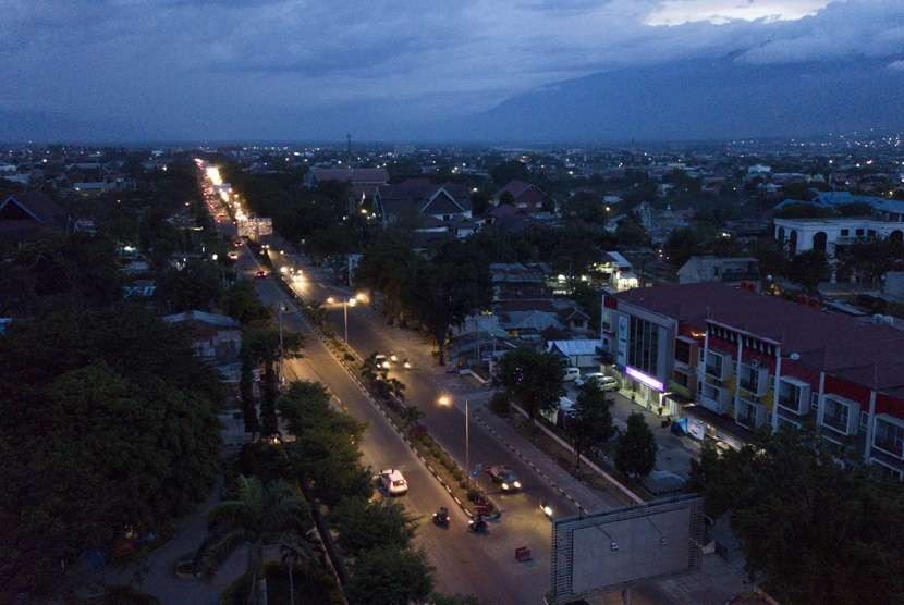 Suasana salah satu kawasan kota yang telah dialiri listrik pascagempa dan tsunami di Palu, Sulawesi Tengah, Rabu (10/10).