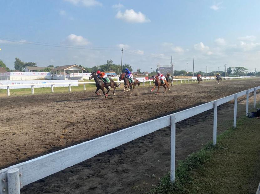 Suasana salah satu perlombaan (race) Kejuaraan Nasional (Kejurnas) Pacu Kuda Seri 1: Indonesia Derby 2024 yang diselenggarakan di Stadion Sultan Agung, Kabupaten Bantul, Daerah Istimewa Yogyakarta, Ahad (28/7/2024).