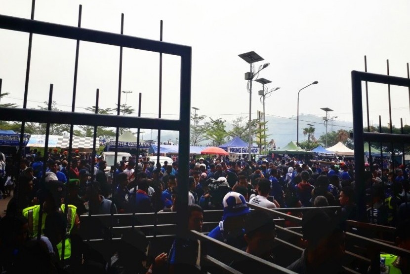 Suasana salah satu pintu masuk Stadion Si Jalak Harupat menjelang laga Persib vs Bali United, Kamis (21/9).