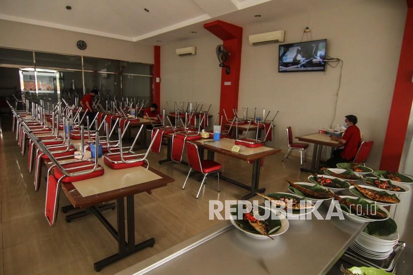 Suasana salah satu rumah makan Padang di kawasan Sukmajaya saat pemberlakuan larangan makan di tempat, Depok, Jawa Barat. Hari ini terjadi penambahan 657 kasus baru Covid-19 di Depok.