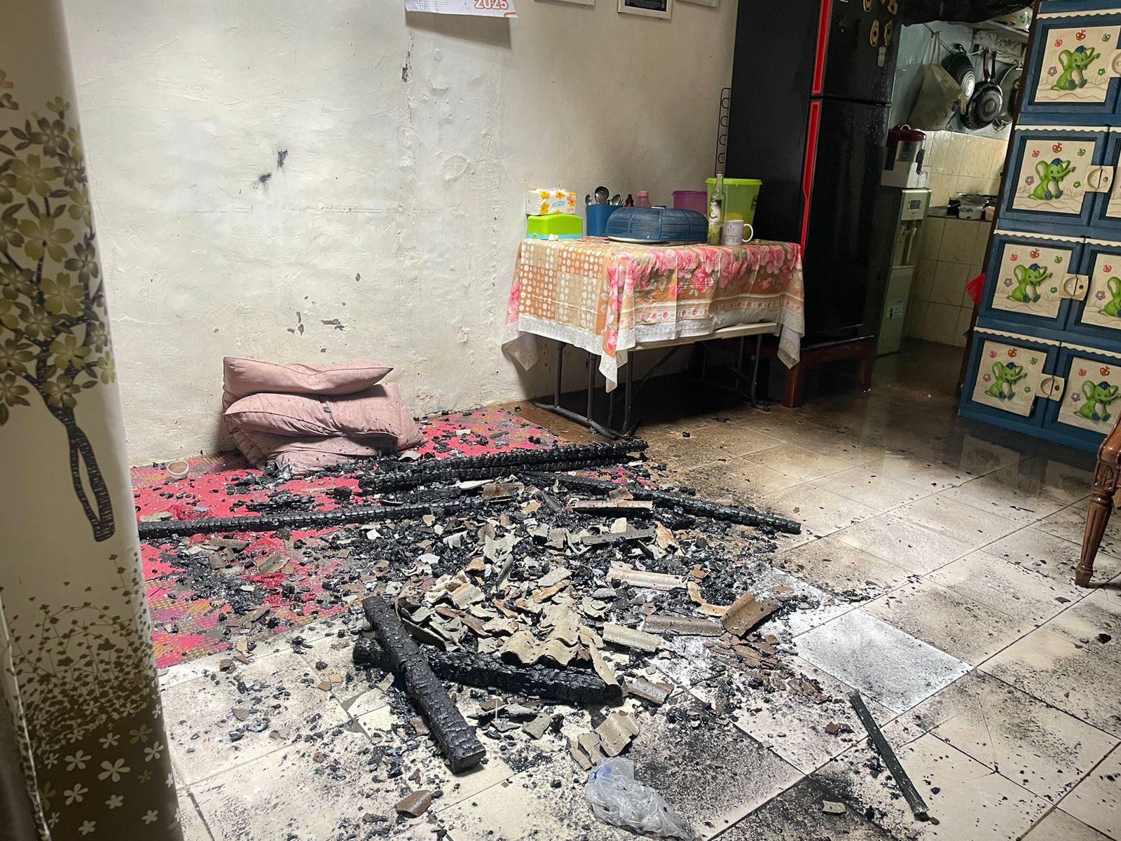 Suasana salah satu rumah yang terbakar di Jalan Kampung Melayu Barat, RT.11, RW.6, Tebet, Jakarta Selatan, Kamis (21/8/2025). 