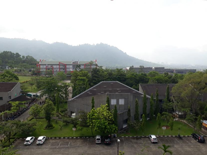 Empat dosen Fakultas Ekonomi Universitas Andalas, Padang, Sumatera Barat terkonfirmasi positif Covid-19. [Foto: Suasana salah satu sudut Kampus Universitas Andalas, Padang]