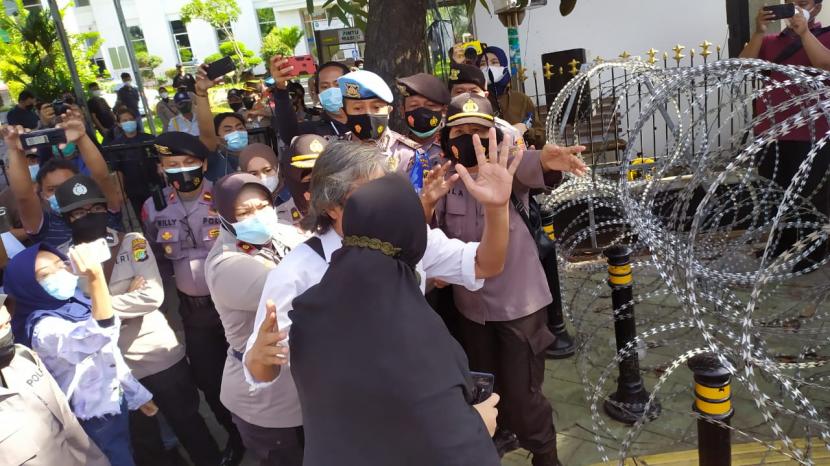 Suasana saling dorong antara Polwan dan pendukung HRS terjadi di depan Gerbang PN Jaktim, Selasa (23/3). 