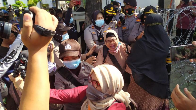 Suasana saling dorong antara polwan dan pendukung HRS terjadi di depan gerbang Pengadilan Negeri Jakarta Timur (PN Jaktim), Selasa (23/3). 