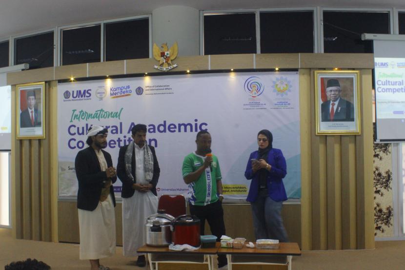  Suasana saling tukar budaya dan pengalaman di International Cultural Academic Competition (ICAC) di Gedung Induk Siti Walidah UMS. 