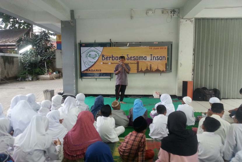 Suasana santunan anak yatim di BSI kampus Fatmawati, Jakarta, Sabtu (18/6/2016).