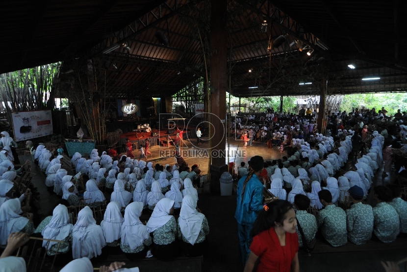 Suasana saung angklung Ujo di Padasuka, Kota Bandung, Kamis (12/2). 