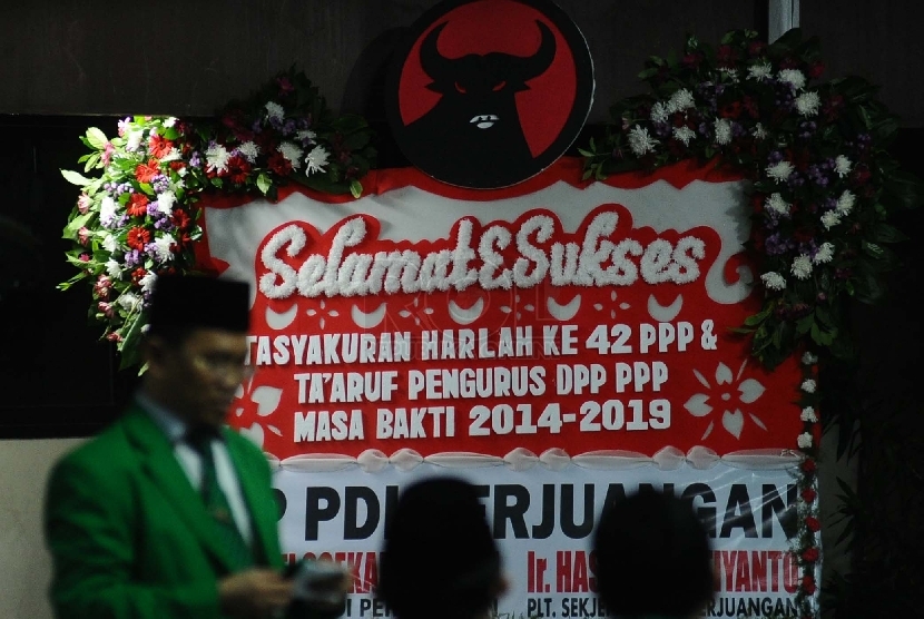 Suasana sebelum dimulainya peringatan Hari Lahir Ke-42 Partai Persatuan Pembangunan (PPP) di Jakarta,Senin (5/1)malam. Tasyakuran juga dilakukan Ta'aruf pengurus DPP PPP masa bakti 2014-2019.