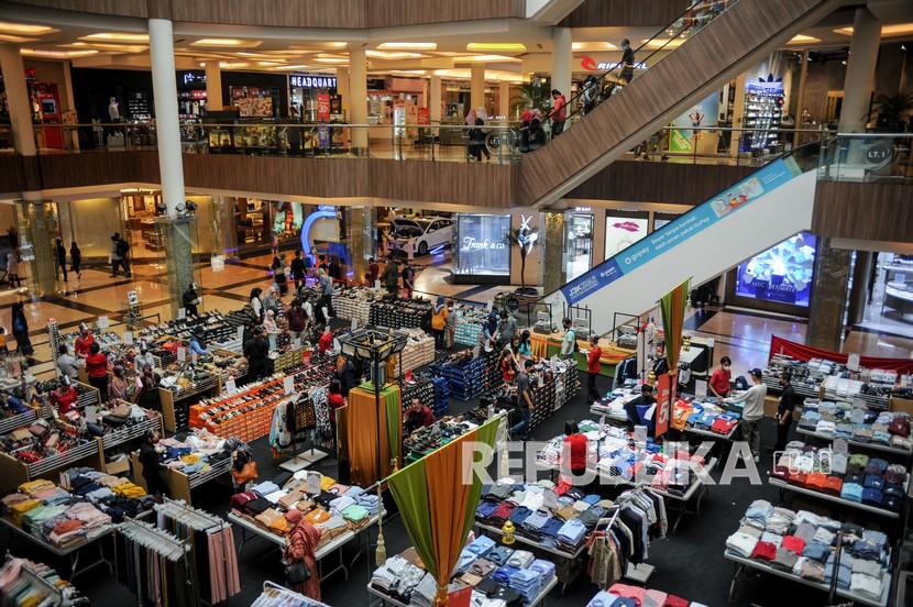 Suasana sebuah pusat perbelanjaan di Kota Bandung, Jawa Barat, Rabu (19/5). PT Bank Mandiri (Persero) Tbk memproyeksikan ekonomi Indonesia  tumbuh 4,4 persen pada 2021.