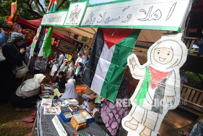 Suasana sebuah stand dari Negara Palestina saat acara Language Fair yang diadakan di Sekolah Alam, Jagakarsa, Jakarta Selatan, Kamis (3/3).  (Republika/Raisan Al Farisi)
