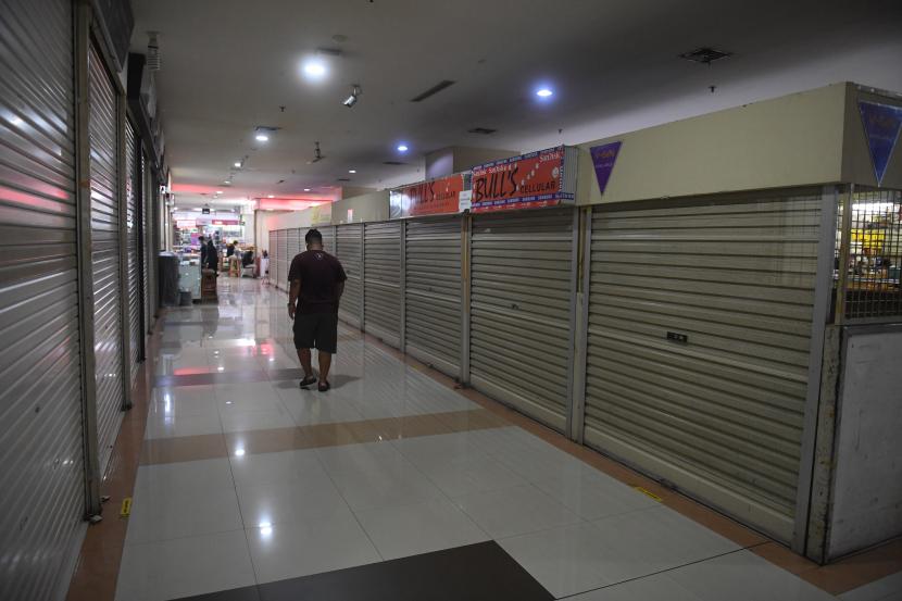 Suasana sejumlah gerai yang tutup di pusat perbelanjaan. 