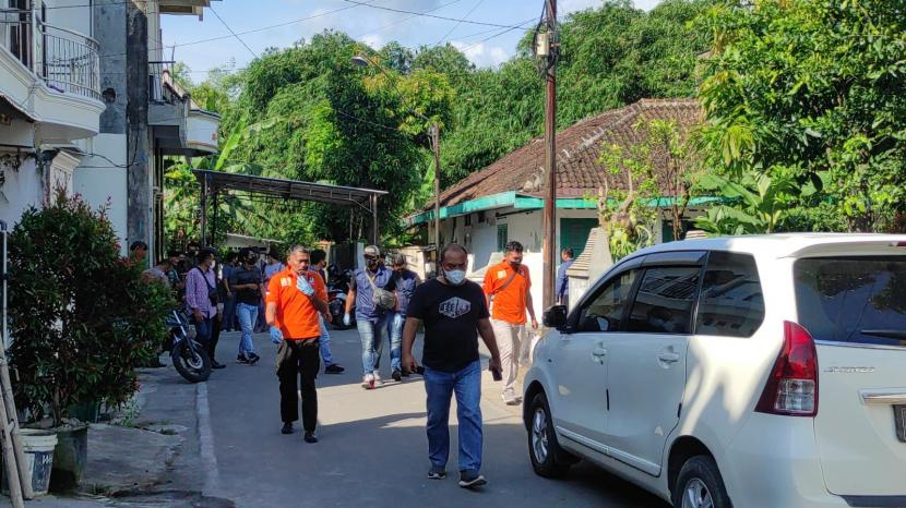 Suasana sekitar daerah Ngruki, Grogol Sukoharjo saat penggeledahan di rumah terduga teroris, Kamis (1/12/2022).