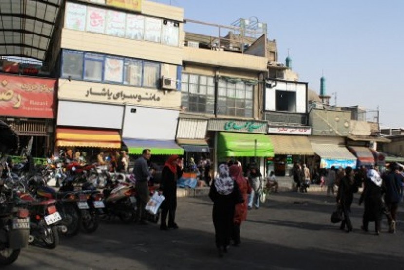 Suasana sekitar Pasar Tajris, salah satu kawasan perbelanjaan di Teheran.