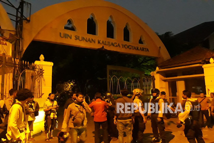 Suasana sekitaran kampus UIN Sunan Kalijaga masih dipenuhi polisi dan warga sekitar, Selasa (1/5) malam.  Sore tadi, massa pendemo yang sebagian besar merupakan mahasiswa terlibat bentrok dengan warga dan polisi