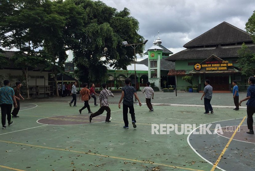 Suasana Sekolah Menangah Pertama (SMP) Negeri 15 Yogyakarta, Jumat (17/11). Sekolah yang lokasinya tak jauh dari Stasiun Lempuyangan Yogyakarta ini telah dua pekan diwarnai kesurupan.