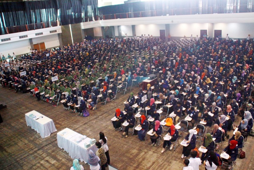 Suasana seleksi Djarum Beasiswa Plus di Surabaya