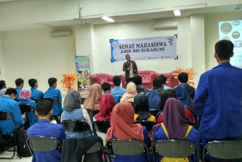 Suasana seminar dan pelatihan bahasa Inggris menggunakan HypnoEnglish di kampus AMIK BSI Sukabumi. 