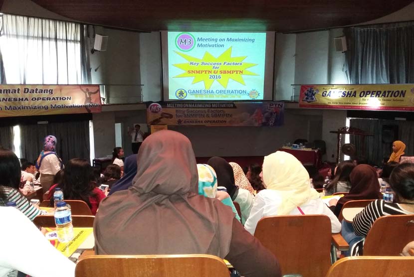 Suasana seminar motivasi yang digelar bimbel GO di kampus UI Depok, Ahad (25/10).