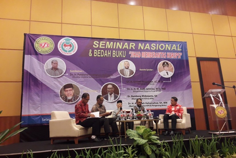 Suasana seminar nasional dan bedah buku 