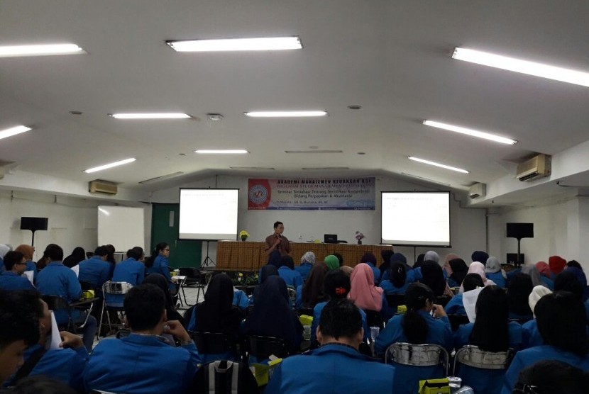 Suasana seminar pembekalan kompetensi tenaga kerja untuk mahasiswa Prodi Manajemen Perpajakan (MP) AMK BSI Jakarta.    