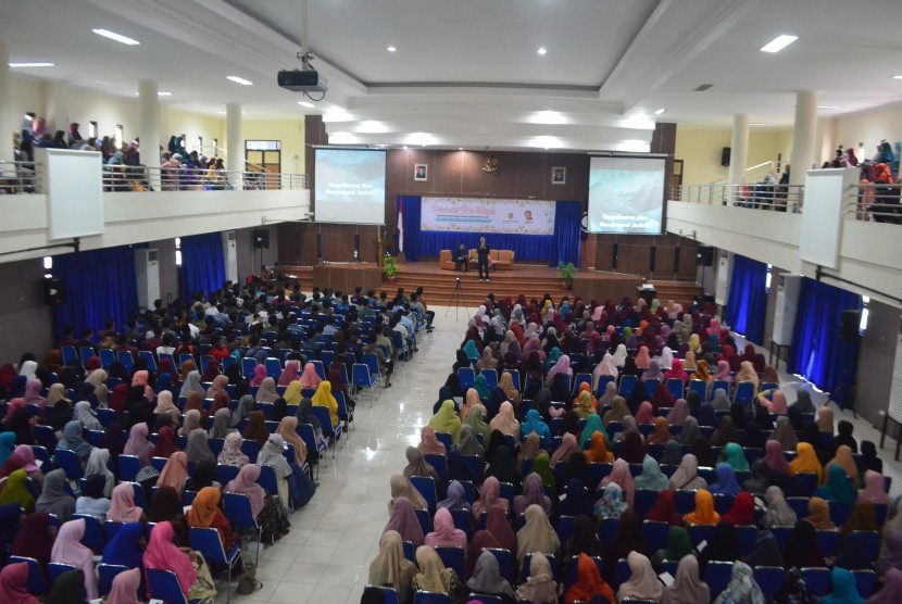Suasana seminar pra nikah yang diadakan Masjid Nurul Huda UNS dan KPPA Benih Surakarta di Surakarta, Ahad (19/3/2017).