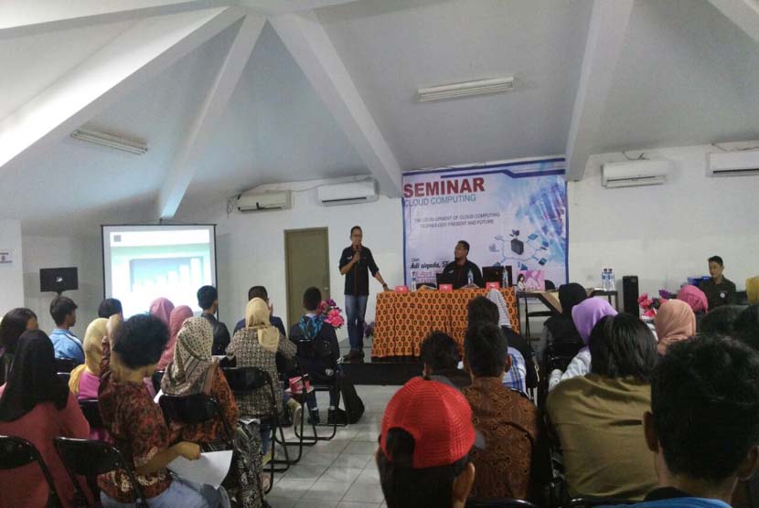 Suasana seminar tentang cloud computing  yang digelar di kampus BSI Fatmawati, Jakarta Selatan, Jumat (1/4).