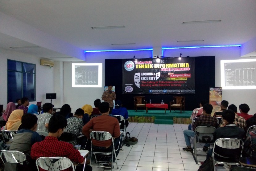 Suasana seminar 'The Safety of Communication Hacking with Network Security' yang digelar oleh BSI Purwokerto.