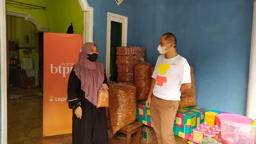 Suasana sentra nasabah Ida Ayu, pembiayaan BTPN Syariah di Kecamatan Pringsewu, Kabupaten Pringsewu, Lampung. Kamis (20/5).
