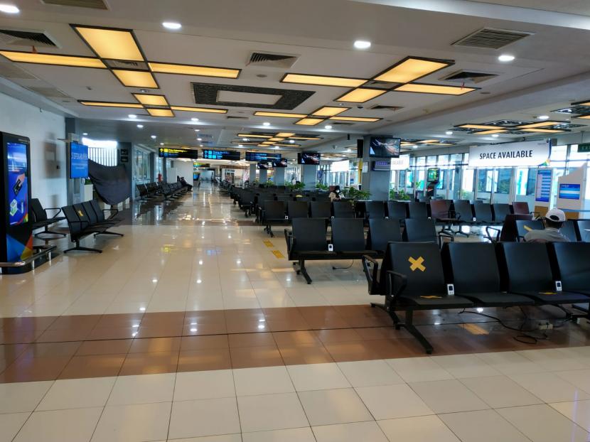 Suasana di Bandara Internasional Minangkabau (BIM). Wakil Gubernur Sumatera Barat, Audy Joynaldy menilai penerapan aturan sesuai kebijakan Pemberlakukan Pembatasan Kegiatan Masyarakat (PPKM) di Bandara Internasional Minangkabau (BIM) sudah berjalan dengan baik.