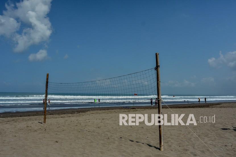 Personel Satuan Polairud Polres Ciamis melaksanakan pengamanan kawasan objek wisata Pantai Pangandaran, Sabtu (11/12).