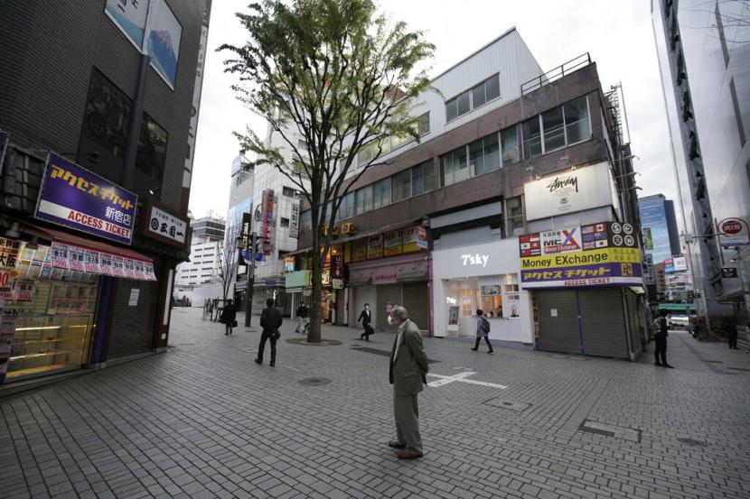 Suasana sepi di wilayah Shinjuku, Tokyo, Jepang. Kelab-kelab malam di Tokyo, Jepang, akan diizinkan untuk kembali beroperasi sepenuhnya mulai pekan ini.