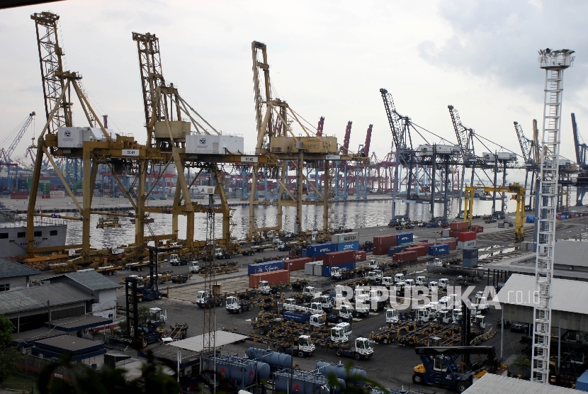  Suasana sepi Kegiatan bongkar muat peti kemas di Jakarta International Container Terminal (JICT), Tanjung Priok, Jakarta. ilustrasi 