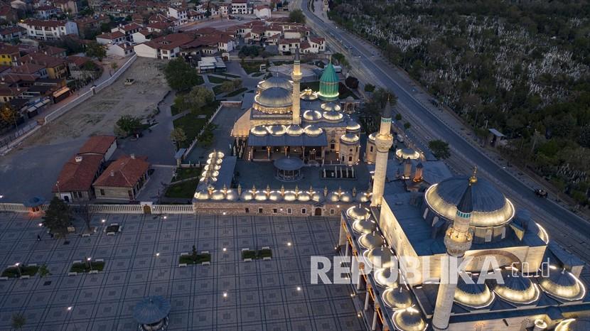 Foto drone menampilkan Museum Mevlana yang kosong dan Lapangan Mevlana di Konya, Turki pada tanggal 28 April 2020. 
