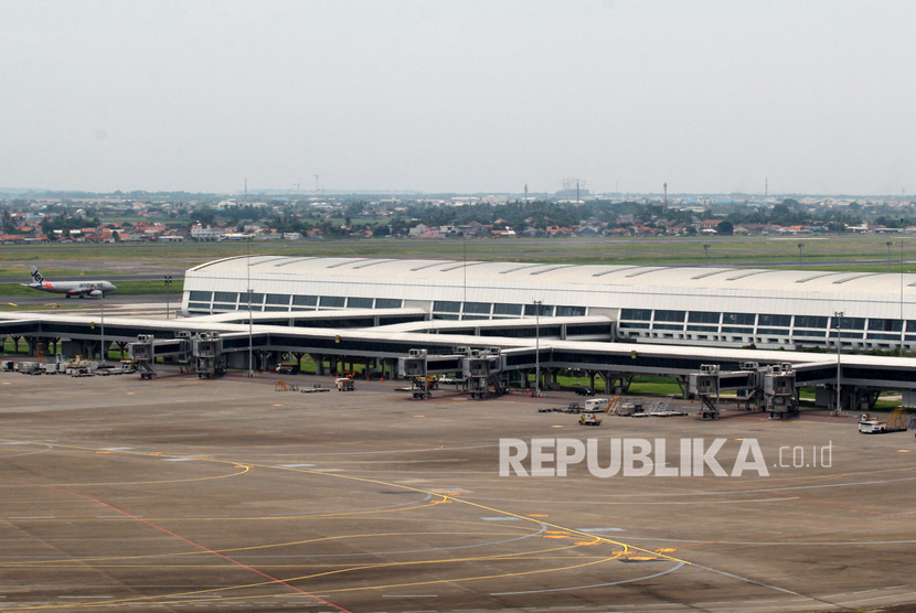 Suasana sepi terlihat di Apron atau parkir pesawat untuk penerbangan internasional dengan maskapai luar negeri pasca maraknya isu COVID-19 di Bandara Soetta, Tangerang, Banten, Rabu (11/3/2020). 
