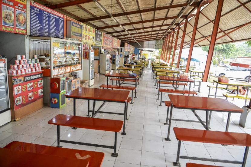 Suasana sepinya pusat penjualan makanan di Rest Area 102 A Tol Cipali, Subang, Jawa Barat, Jumat (7/5/2021). Pedagang di rest area tersebut mengatakan semenjak diberlakukannya larangan mudik 2021 pada Kamis (6/5), hasil penjualan mereka hanya mencapai Rp150 ribu per hari dibanding hari-hari biasanya yang mencapai Rp700 ribu hingga Rp1 juta perhari.