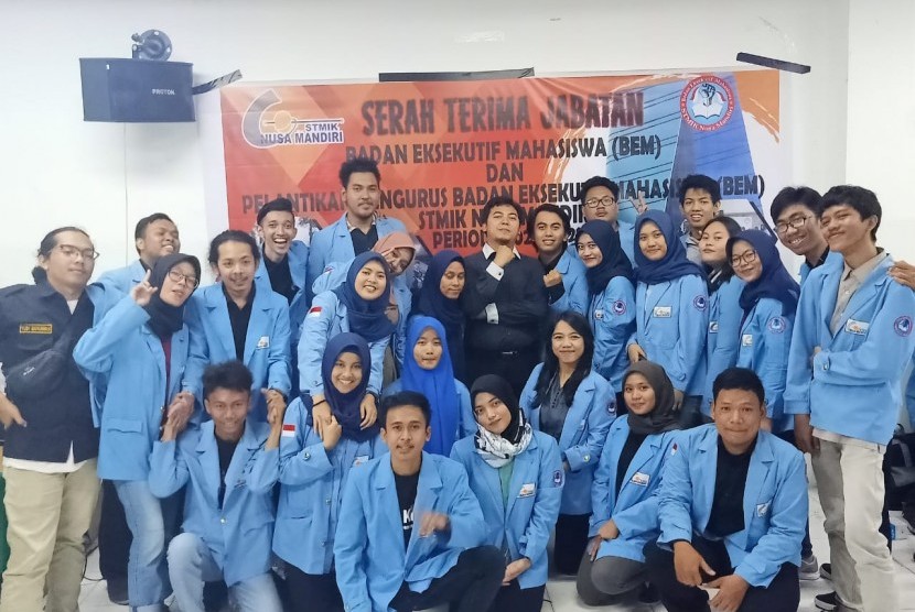 Suasana serah terima jabatan pengurus BEM STMIK Nusa Mandiri.
