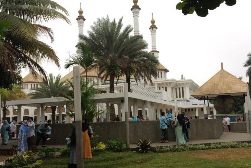 Suasana setelah salat Id di Masjid Agung Tasikmalaya dan sekitarnya, Rabu (5/6).