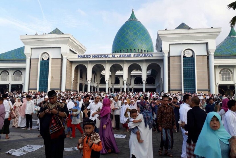 Suasana seusai shalat Idul Fitri di Masjid Al Akbar, Surabaya, Jawa Timur, Ahad (25/6).