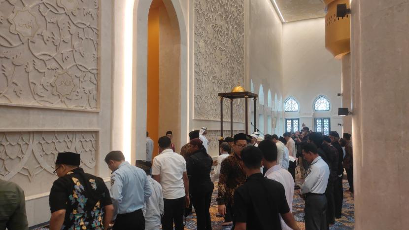  Suasana shalat Dhuhur berjamaah saat soft opening Masjid Raya Sheikh Zayed Solo, Rabu (22/2/2023).