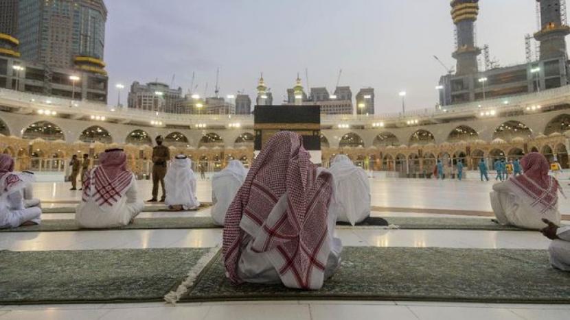 Suasana shalat di Masjidil Haram saat subuh. Niat dan Tata Cara Sholat Subuh Beserta Doa Qunut