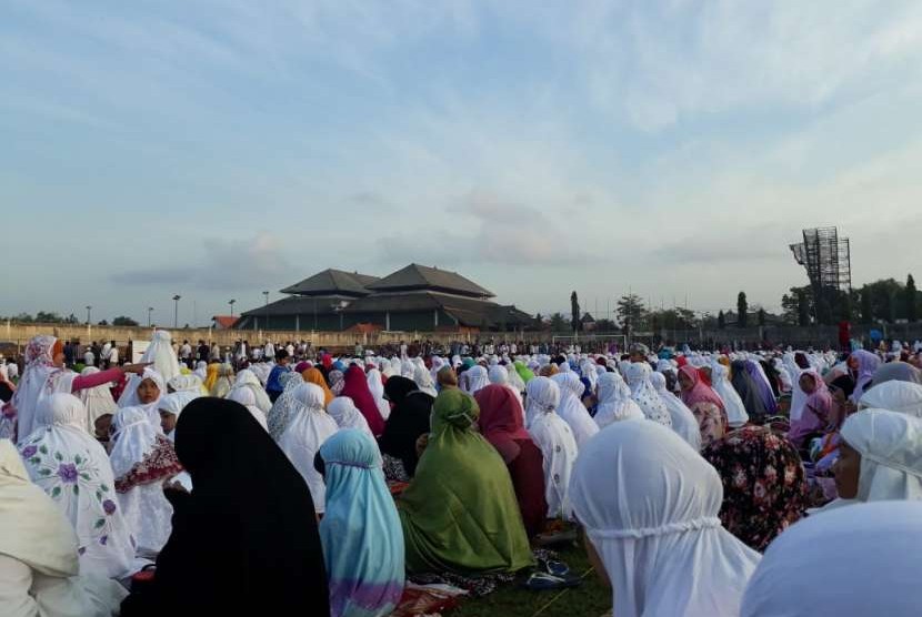 Suasana Shalat Idul Adha di Lapangan GOR Kompyang Sudjana, Kota Denpasar, Rabu (22/8). 