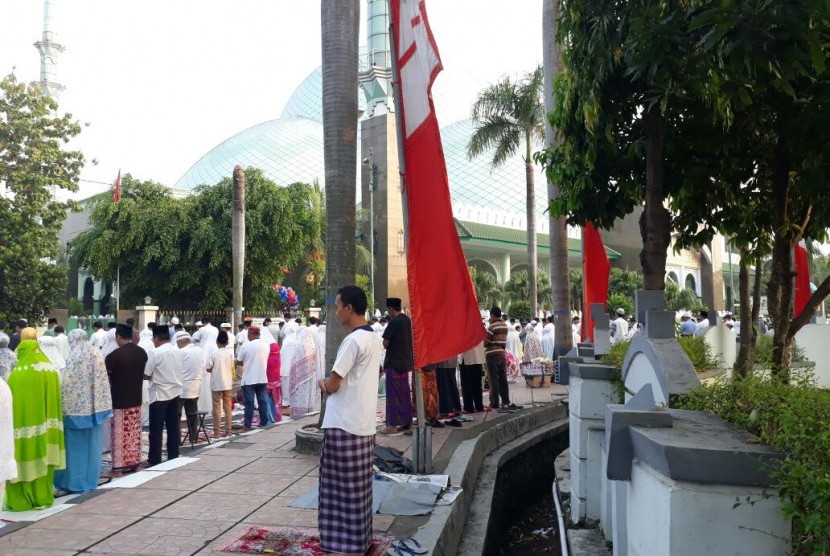 Suasana shalat Idul Adha di sekitar Masjid Al-Azhom, Pusat Pemerintahan Kota Tangerang, Jumat (1/9).