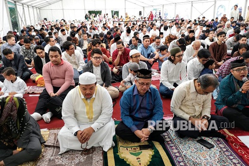 WNI di London melakukan temu masyarakat dalam perayaan Idul Fitri di KBRI London, Selasa (4/6) 