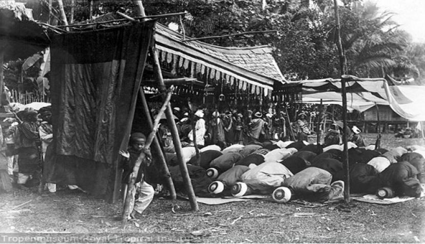Suasana shalat Idul Fitri di Betawi zaman dahulu.